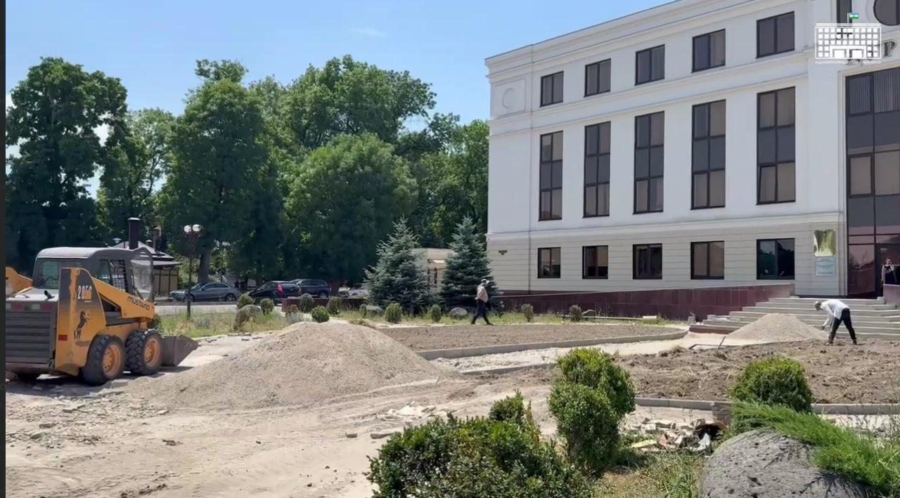 В Нальчике ведутся работы по благоустройству общественной территории по ул. Кешокова. 
