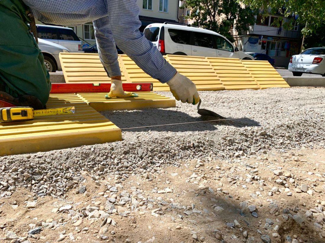В Нальчике продолжаются работы по восстановлению тротуаров