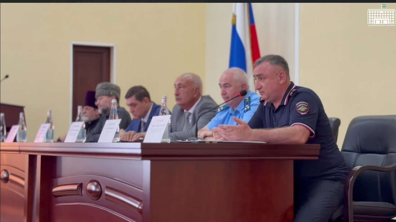 Сегодня в большом зале Местной администрации г.о. Нальчик состоялась встреча представителей органов власти, правоохранительных структур и духовенства с активной молодежью города.