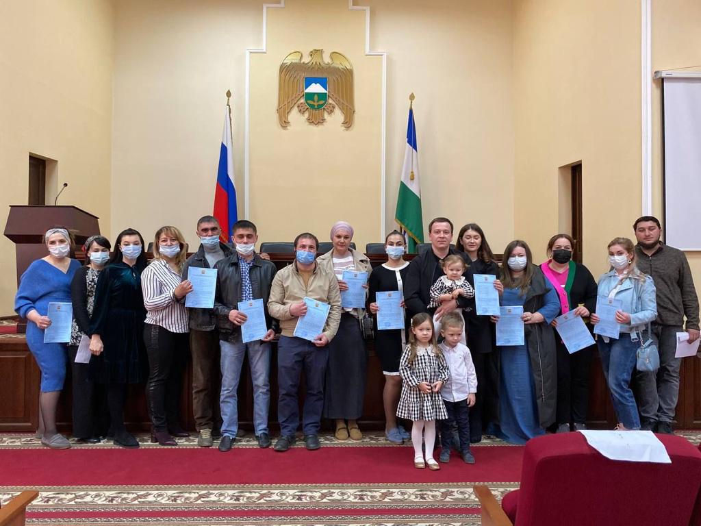 19 молодым семьям Нальчика вручили свидетельства о праве на получение социальной выплаты на приобретение жилья