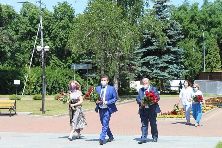 В Нальчике в День памяти и скорби возложили цветы к Вечному огню