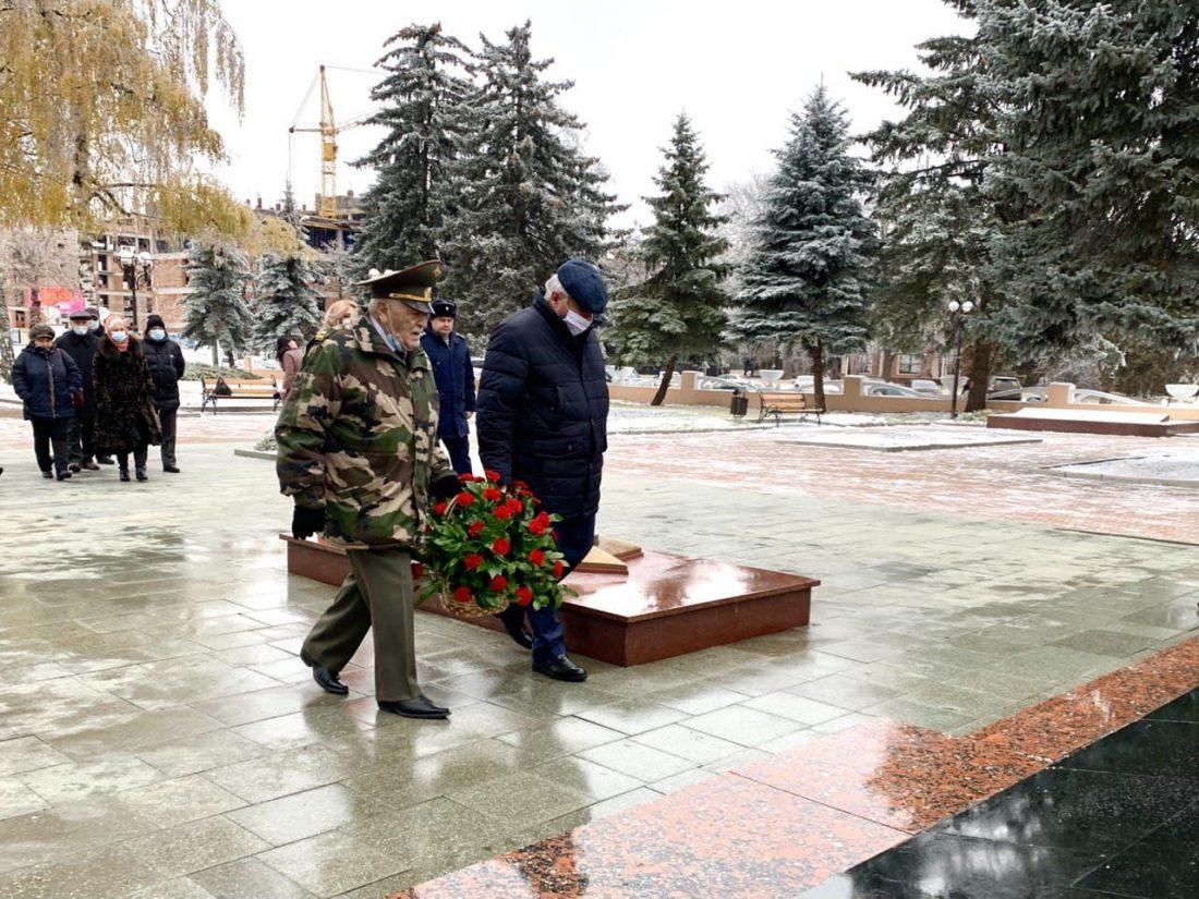 В честь Дня героев Отечества у мемориала «Вечный огонь славы» состоялась церемония возложения цветов