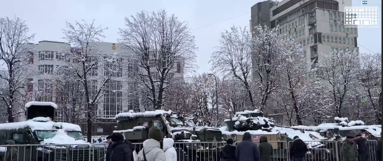 На площади Абхазии проходит выставка трофейной техники из зоны СВО. 