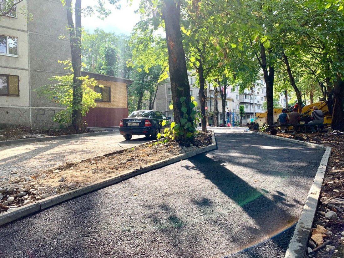 Работы по благоустройству дворовых территорий продолжаются в г.о. Нальчик
