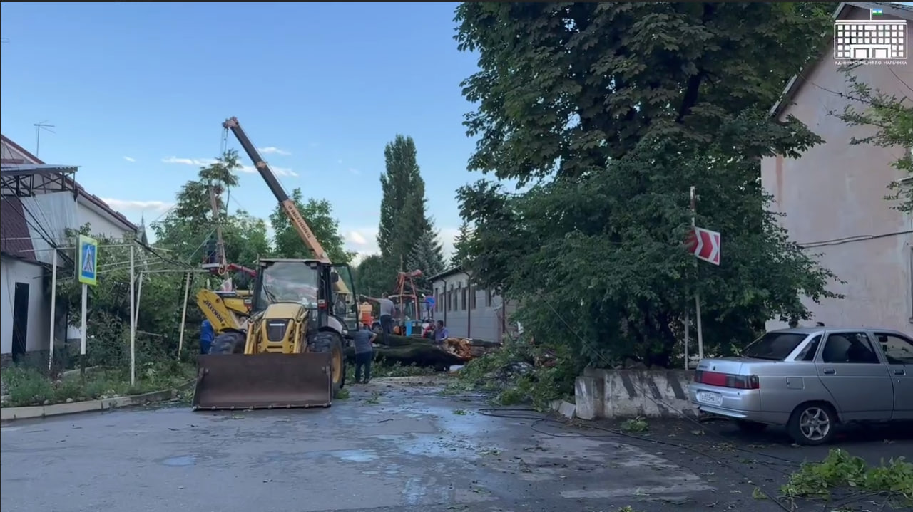 В Нальчике ведутся работы по ликвидации последствий непогоды.
