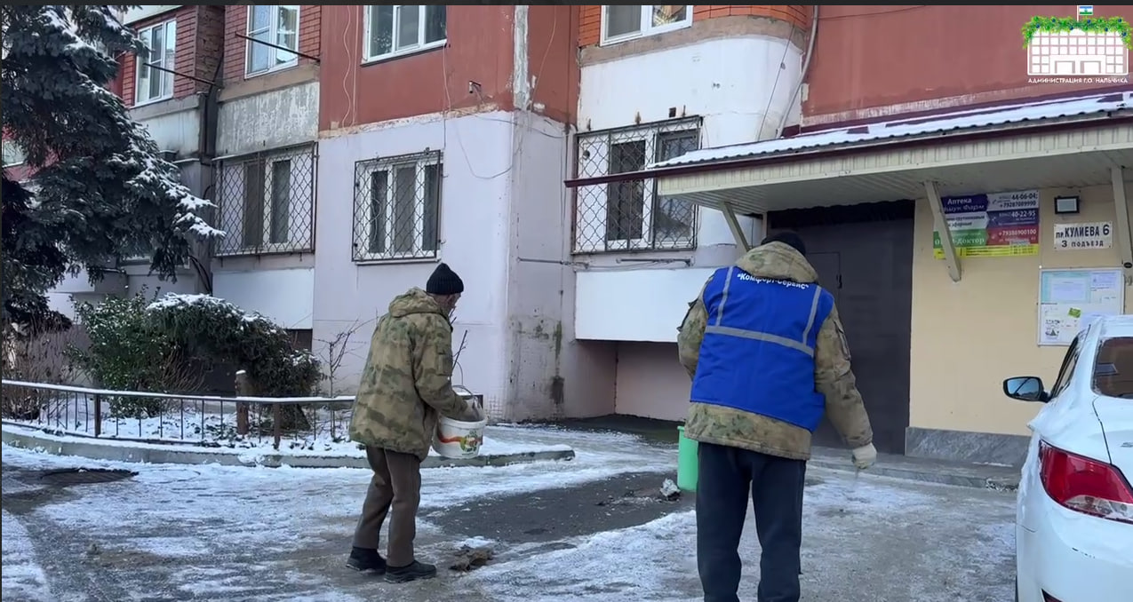 В связи с ухудшением погодных условий, УК и ТСЖ проводят ряд мероприятий по поддержанию чистоты и безопасности на территории жилых комплексов.