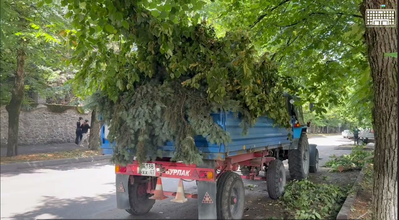 В Нальчике с раннего утра коммунальные службы не прекращают работу по устранению последствий неблагоприятных погодных явлений. 